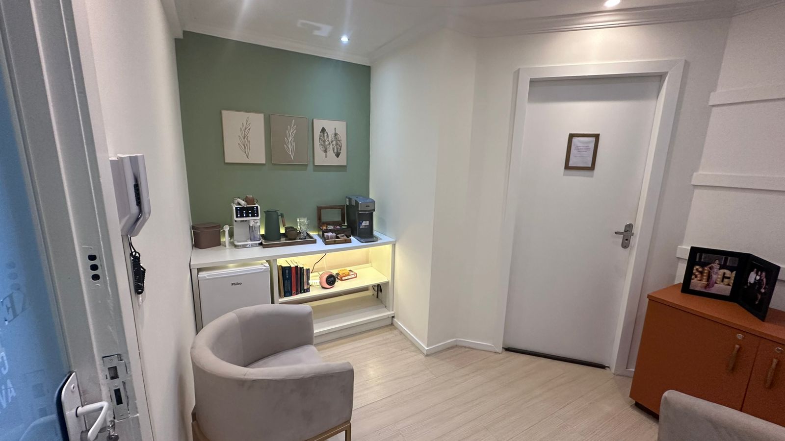 Cantinho do café com poltrona e detalhes acolhedores